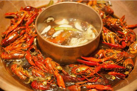 嘴巴周圍長痘的原因，女生的腸胃出現(xiàn)了問題