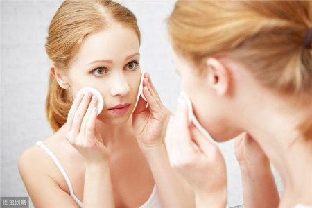 秋冬肌膚容易干燥起皮補水效果差,這三個錯誤護膚方法要避免-易網健康養生網 秋冬肌膚容易干燥起皮補水效果差,這三個錯誤護膚方法要避免