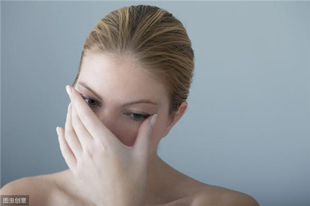 早起發(fā)現(xiàn)眼睛水腫,快速消腫的四大秘訣-易網(wǎng)<a href=http://www.jsjjzhkt.cn/ target=_blank class=infotextkey>健康養(yǎng)生</a>網(wǎng) 早起發(fā)現(xiàn)眼睛水腫,快速消腫的四大秘訣