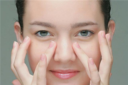 早起發(fā)現(xiàn)眼睛水腫,快速消腫的四大秘訣-易網(wǎng)健康養(yǎng)生網(wǎng) 早起發(fā)現(xiàn)眼睛水腫,快速消腫的四大秘訣