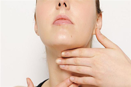 頸部線條皺紋多的原因,2個輕松消除頸紋的方法-易網(wǎng)健康<a href=http://www.jsjjzhkt.cn/jkys/ target=_blank class=infotextkey>養(yǎng)生</a>網(wǎng) 頸部線條皺紋多的原因,2個輕松消除頸紋的方法