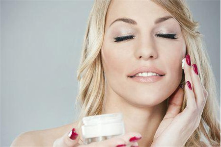 頸部線條皺紋多的原因,2個輕松消除頸紋的方法-易網(wǎng)健康養(yǎng)生網(wǎng) 頸部線條皺紋多的原因,2個輕松消除頸紋的方法