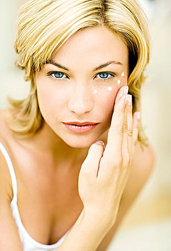 眼周出現(xiàn)細(xì)紋怎么辦?4種方式可幫你淡化-易網(wǎng)<a href=http://www.jsjjzhkt.cn/ target=_blank class=infotextkey>健康養(yǎng)生</a>網(wǎng) 眼周出現(xiàn)細(xì)紋怎么辦?4種方式可幫你淡化