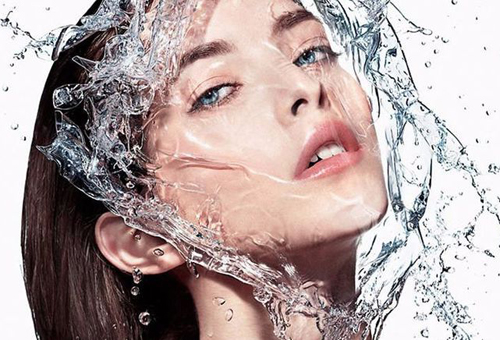 秋冬季皮膚干燥缺水怎么辦? 6個技巧快速補水-易網健康<a href=http://www.jsjjzhkt.cn/jkys/ target=_blank class=infotextkey>養生</a>網 秋冬季皮膚干燥缺水怎么辦? 6個技巧快速補水