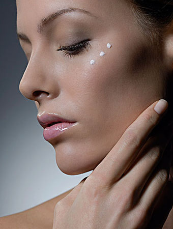 眼周出現(xiàn)細(xì)紋怎么辦?4種方式可幫你淡化-易網(wǎng)健康<a href=http://www.jsjjzhkt.cn/jkys/ target=_blank class=infotextkey>養(yǎng)生</a>網(wǎng) 眼周出現(xiàn)細(xì)紋怎么辦?4種方式可幫你淡化