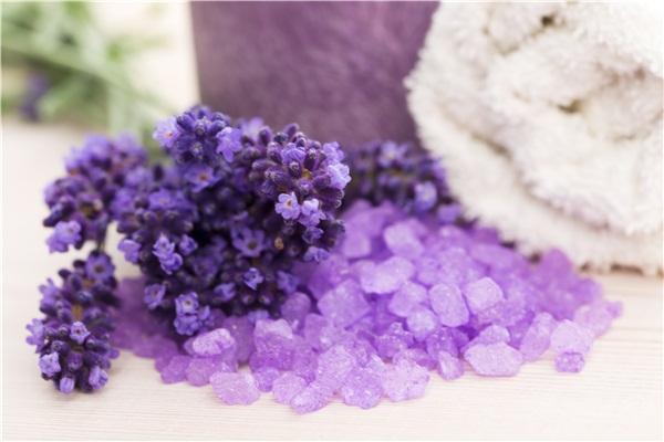 泡澡浴鹽的正確使用方法是怎樣的?浴鹽泡澡有什么作用?-易網<a href=http://www.jsjjzhkt.cn/ target=_blank class=infotextkey>健康養生</a>網 泡澡浴鹽的正確使用方法是怎樣的?浴鹽泡澡有什么作用?