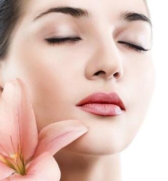 天生皮膚黑怎么快速美白?小編分享五種方法-易網健康養生網 天生皮膚黑怎么快速美白?小編分享五種方法