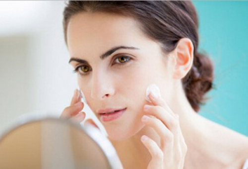 干性皮膚如何保養,教你8個小技巧-易網<a href=http://www.jsjjzhkt.cn/ target=_blank class=infotextkey>健康養生</a>網 干性皮膚如何保養,教你8個小技巧