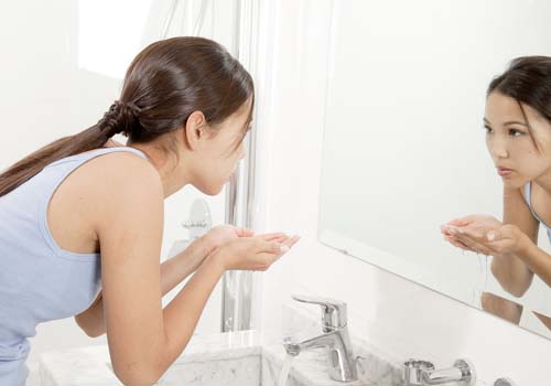 冬天皮膚干燥粗糙如何保濕?3個步驟快速補水-易網健康養生網 冬天皮膚干燥粗糙如何保濕?3個步驟快速補水