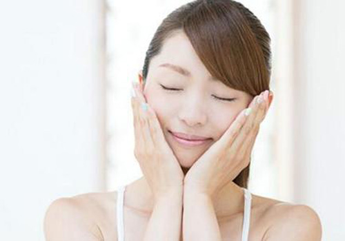 冬天皮膚干燥粗糙如何保濕?3個步驟快速補水-易網健康養生網 冬天皮膚干燥粗糙如何保濕?3個步驟快速補水