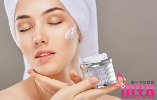 冬季護(hù)膚不可不知的小常識(shí) 季節(jié)性護(hù)膚才有效-易網(wǎng)<a href=http://www.jsjjzhkt.cn/ target=_blank class=infotextkey>健康養(yǎng)生</a>網(wǎng) 冬季護(hù)膚不可不知的小常識(shí) 季節(jié)性護(hù)膚才有效