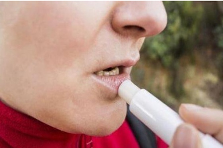 避免嘴唇干裂脫皮的八個方法,女生預防唇裂涂出漂亮唇妝-易網健康<a href=http://www.jsjjzhkt.cn/jkys/ target=_blank class=infotextkey>養生</a>網 避免嘴唇干裂脫皮的八個方法,女生預防唇裂涂出漂亮唇妝