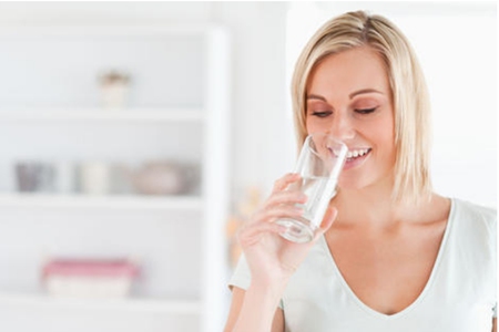 避免嘴唇干裂脫皮的八個方法,女生預防唇裂涂出漂亮唇妝-易網<a href=http://www.jsjjzhkt.cn/ target=_blank class=infotextkey>健康養生</a>網 避免嘴唇干裂脫皮的八個方法,女生預防唇裂涂出漂亮唇妝