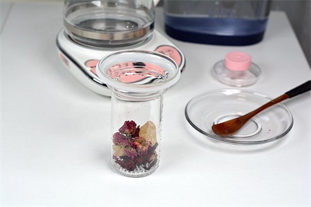 玫瑰花茶的功效與作用 女性學會制作常喝可以美白淡斑-易網健康養生網 玫瑰花茶的功效與作用 女性學會制作常喝可以美白淡斑