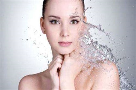 皮膚干燥起皮怎么辦 修復皮膚屏障這三點不能少-易網<a href=http://www.jsjjzhkt.cn/ target=_blank class=infotextkey>健康養生</a>網 皮膚干燥起皮怎么辦 修復皮膚屏障這三點不能少