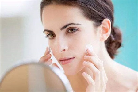 皮膚干燥起皮怎么辦 修復皮膚屏障這三點不能少-易網健康<a href=http://www.jsjjzhkt.cn/jkys/ target=_blank class=infotextkey>養生</a>網 皮膚干燥起皮怎么辦 修復皮膚屏障這三點不能少