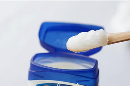 凡士林的作用和用途,美容保濕女性冬天必備-易網健康養生網 凡士林的作用和用途,美容保濕女性冬天必備