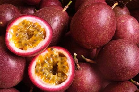 百香果的功效與作用 女性吃了排毒養顏還有瘦身功效-易網<a href=http://www.jsjjzhkt.cn/ target=_blank class=infotextkey>健康養生</a>網 百香果的功效與作用 女性吃了排毒養顏還有瘦身功效