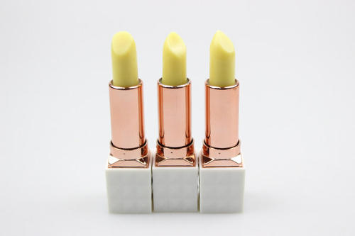 潤唇膏的制作方法是什么?告訴你如何制作唇膏!-易網(wǎng)健康<a href=http://www.jsjjzhkt.cn/jkys/ target=_blank class=infotextkey>養(yǎng)生</a>網(wǎng) 潤唇膏的制作方法是什么?告訴你如何制作唇膏!