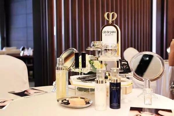 油皮用香奈兒還是cpb洗面奶?香奈兒洗面奶好用嗎?-易網(wǎng)健康<a href=http://www.jsjjzhkt.cn/jkys/ target=_blank class=infotextkey>養(yǎng)生</a>網(wǎng) 油皮用香奈兒還是cpb洗面奶?香奈兒洗面奶好用嗎?