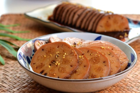 蓮藕怎么做好吃 這道紅糖糯米藕是女性補氣血的好幫手-易網(wǎng)健康<a href=http://www.jsjjzhkt.cn/jkys/ target=_blank class=infotextkey>養(yǎng)生</a>網(wǎng) 蓮藕怎么做好吃 這道紅糖糯米藕是女性補氣血的好幫手