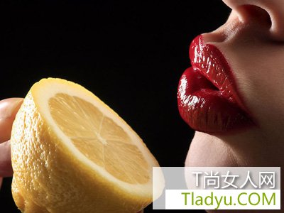 冬季女性潤唇膏使用秘籍 塑造完美唇部-易網(wǎng)<a href=http://www.jsjjzhkt.cn/ target=_blank class=infotextkey>健康養(yǎng)生</a>網(wǎng) 冬季女性潤唇膏使用秘籍 塑造完美唇部