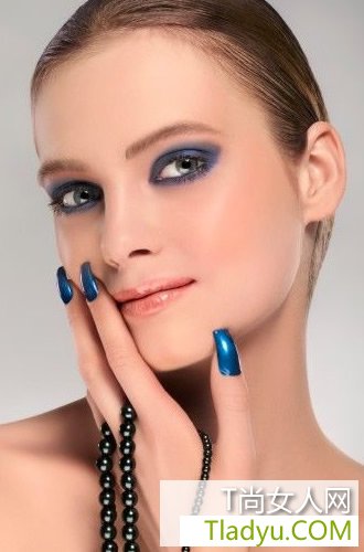 圣誕節亮片妝 Party閃出光彩-易網<a href=http://www.jsjjzhkt.cn/ target=_blank class=infotextkey>健康養生</a>網 圣誕節亮片妝 Party閃出光彩