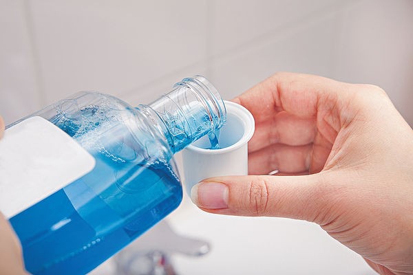 漱口水的危害有哪些?漱口水的好處是什么?-易網(wǎng)健康<a href=http://www.jsjjzhkt.cn/jkys/ target=_blank class=infotextkey>養(yǎng)生</a>網(wǎng) 漱口水的危害有哪些?漱口水的好處是什么?