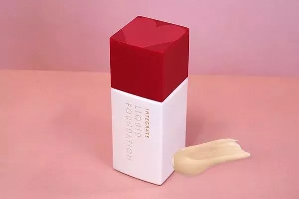 唇部打底膏和潤唇膏的使用順序是什么?經(jīng)常使用潤唇膏有害嗎?-易網(wǎng)健康<a href=http://www.jsjjzhkt.cn/jkys/ target=_blank class=infotextkey>養(yǎng)生</a>網(wǎng) 唇部打底膏和潤唇膏的使用順序是什么?經(jīng)常使用潤唇膏有害嗎?