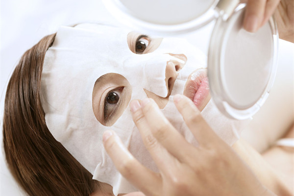 面膜敷完要洗臉嗎 原來(lái)敷面膜也有這么多的講究-易網(wǎng)健康<a href=http://www.jsjjzhkt.cn/jkys/ target=_blank class=infotextkey>養(yǎng)生</a>網(wǎng) 面膜敷完要洗臉嗎 原來(lái)敷面膜也有這么多的講究