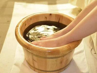 腳后跟干裂起硬皮的原因,女性護理腳部肌膚的正確方法