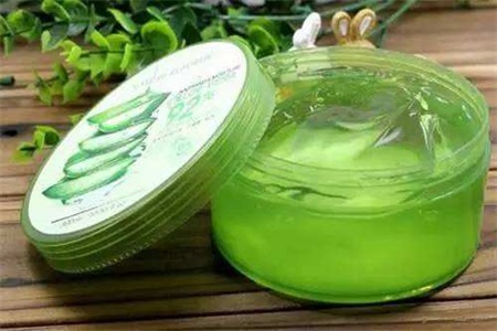 嘴唇干裂脫皮怎么辦?女性保養嘴唇只需做到這四點-易網<a href=http://www.jsjjzhkt.cn/ target=_blank class=infotextkey>健康養生</a>網 嘴唇干裂脫皮怎么辦?女性保養嘴唇只需做到這四點