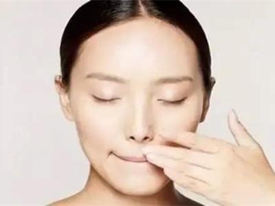 嘴唇干裂脫皮怎么辦？女性保養嘴唇只需做到這四點