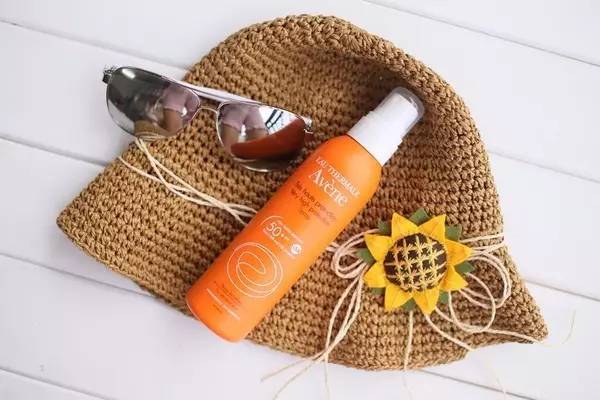 防曬噴霧怎么用才正確?防曬的常見問題解答-易網(wǎng)健康<a href=http://www.jsjjzhkt.cn/jkys/ target=_blank class=infotextkey>養(yǎng)生</a>網(wǎng) 防曬噴霧怎么用才正確?防曬的常見問題解答