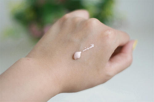 隔離霜和防曬霜的正確使用順序是什么?如何涂抹?-易網健康<a href=http://www.jsjjzhkt.cn/jkys/ target=_blank class=infotextkey>養生</a>網 隔離霜和防曬霜的正確使用順序是什么?如何涂抹?