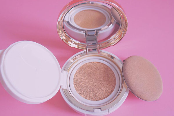 遮瑕棒用在化妝的哪個步驟?正確的步驟是什么?-易網(wǎng)健康<a href=http://www.jsjjzhkt.cn/jkys/ target=_blank class=infotextkey>養(yǎng)生</a>網(wǎng) 遮瑕棒用在化妝的哪個步驟?正確的步驟是什么?