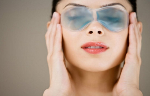 黑眼圈顯老顯憔悴? 4個方法輕松去除-易網<a href=http://www.jsjjzhkt.cn/ target=_blank class=infotextkey>健康養生</a>網 黑眼圈顯老顯憔悴? 4個方法輕松去除