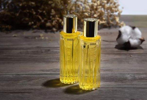 精華油的使用方法 護膚時加點它效果簡直不要太好-易網(wǎng)健康<a href=http://www.jsjjzhkt.cn/jkys/ target=_blank class=infotextkey>養(yǎng)生</a>網(wǎng) 精華油的使用方法 護膚時加點它效果簡直不要太好