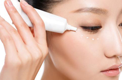 眼霜和眼部精華的區(qū)別 教你正確使用順序-易網(wǎng)<a href=http://www.jsjjzhkt.cn/ target=_blank class=infotextkey>健康養(yǎng)生</a>網(wǎng) 眼霜和眼部精華的區(qū)別 教你正確使用順序