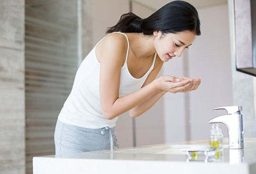 掌握正確洗臉方式 改善粗糙膚質(zhì)-易網(wǎng)<a href=http://www.jsjjzhkt.cn/ target=_blank class=infotextkey>健康養(yǎng)生</a>網(wǎng) 掌握正確洗臉方式 改善粗糙膚質(zhì)