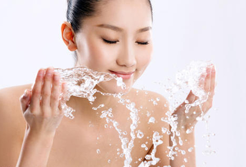 掌握正確洗臉方式 改善粗糙膚質(zhì)-易網(wǎng)健康<a href=http://www.jsjjzhkt.cn/jkys/ target=_blank class=infotextkey>養(yǎng)生</a>網(wǎng) 掌握正確洗臉方式 改善粗糙膚質(zhì)