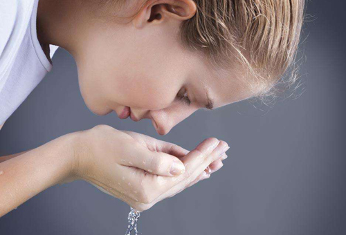 掌握正確洗臉方式 改善粗糙膚質(zhì)-易網(wǎng)健康養(yǎng)生網(wǎng) 掌握正確洗臉方式 改善粗糙膚質(zhì)