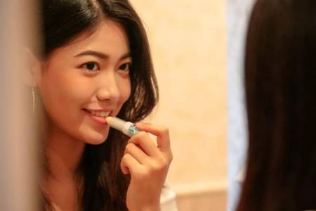 預防嘴唇干裂脫皮方法,冬季涂口紅做好唇部護理-易網健康養生網 預防嘴唇干裂脫皮方法,冬季涂口紅做好唇部護理