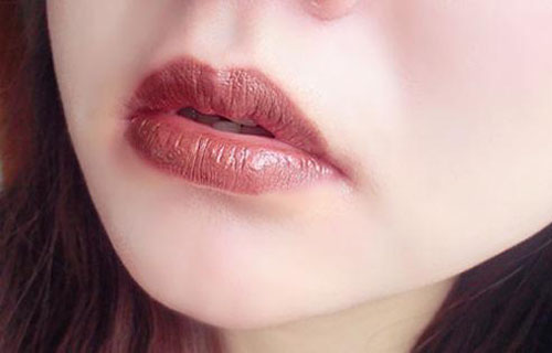 嘴唇邊緣顏色深如何淡化?淡化唇色的方法-易網健康<a href=http://www.jsjjzhkt.cn/jkys/ target=_blank class=infotextkey>養生</a>網 嘴唇邊緣顏色深如何淡化?淡化唇色的方法