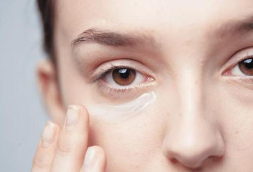 如何淡化眼部細(xì)紋 眼部細(xì)紋這樣搞定-易網(wǎng)健康<a href=http://www.jsjjzhkt.cn/jkys/ target=_blank class=infotextkey>養(yǎng)生</a>網(wǎng) 如何淡化眼部細(xì)紋 眼部細(xì)紋這樣搞定