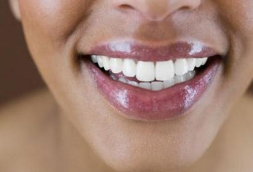 嘴唇邊緣顏色深如何淡化?淡化唇色的方法-易網<a href=http://www.jsjjzhkt.cn/ target=_blank class=infotextkey>健康養生</a>網 嘴唇邊緣顏色深如何淡化?淡化唇色的方法