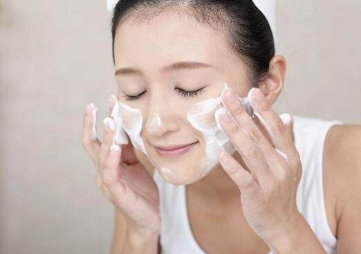 敏感性肌膚怎么選擇化妝品?不含刺激性成分是關鍵-易網<a href=http://www.jsjjzhkt.cn/ target=_blank class=infotextkey>健康養生</a>網 敏感性肌膚怎么選擇化妝品?不含刺激性成分是關鍵