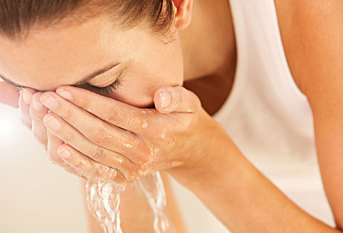 消除皺紋的3個實用小技巧 不想變老一點要看-易網健康<a href=http://www.jsjjzhkt.cn/jkys/ target=_blank class=infotextkey>養生</a>網 消除皺紋的3個實用小技巧 不想變老一點要看