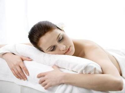 女生胸前長痘痘的三個原因,快速祛痘的小方法