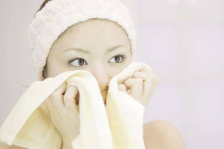 白醋洗臉的四個好處,用白醋洗臉的正確清潔方法-易網(wǎng)<a href=http://www.jsjjzhkt.cn/ target=_blank class=infotextkey>健康養(yǎng)生</a>網(wǎng) 白醋洗臉的四個好處,用白醋洗臉的正確清潔方法